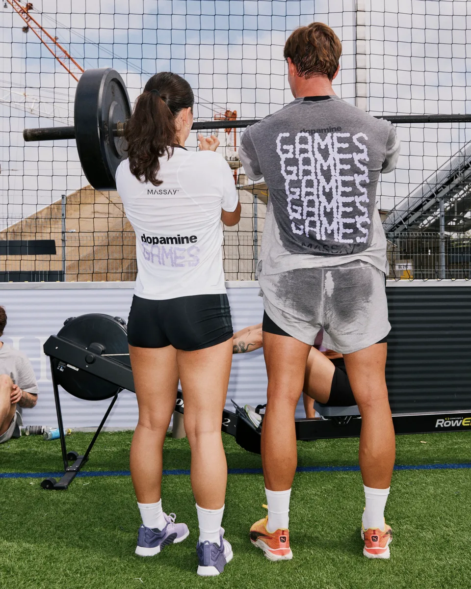 Zwei Teilnehmende trainieren gemeinsam mit der Langhantel bei den Dopamine Games